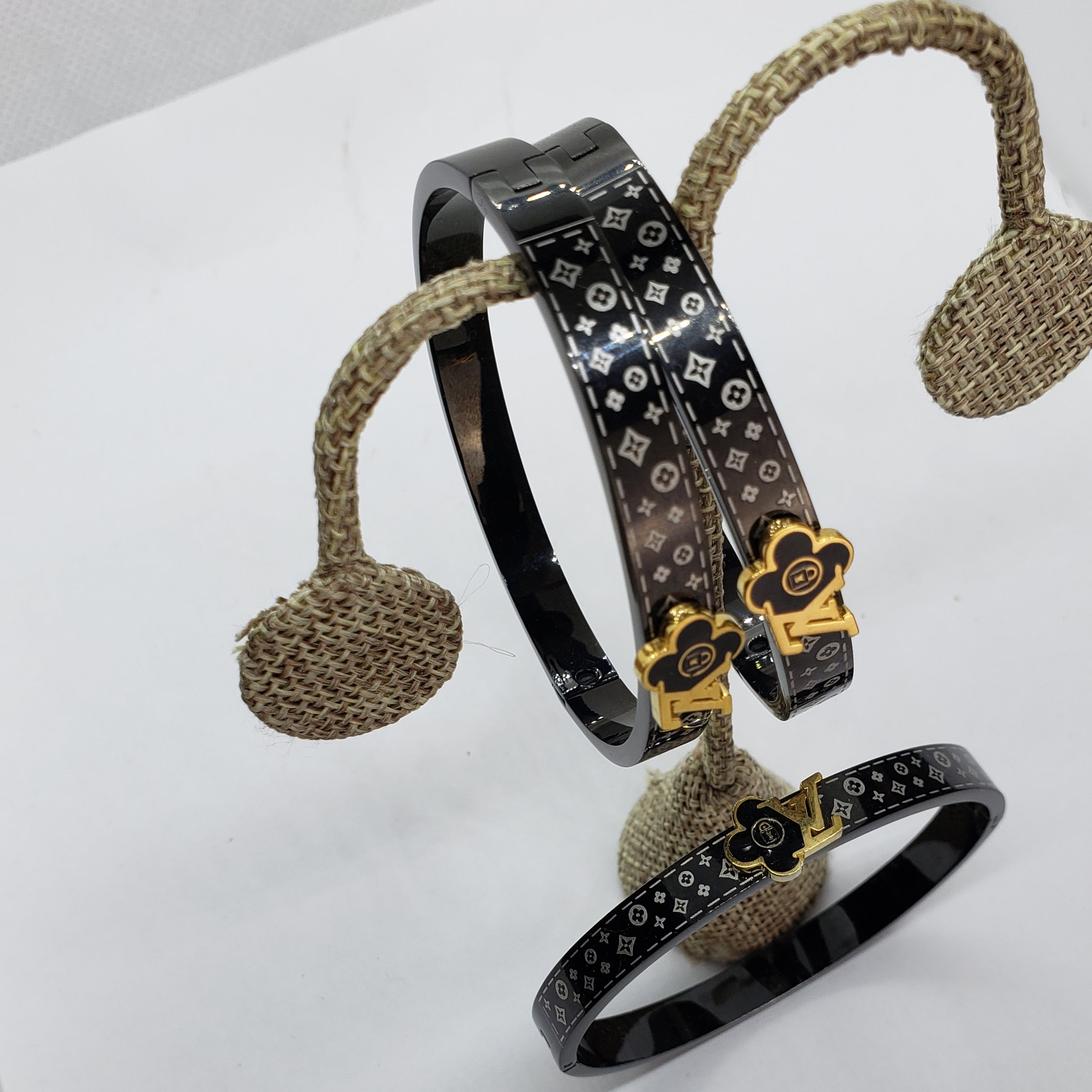 Bangles 001 | Elegant Stanley Steel Bracelet for Any Occasion3